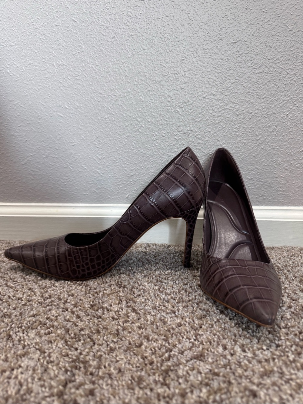 Women's Gianni Bini Pointed Toe Croc-Embossed High Heels in Dark Brown Sz 8